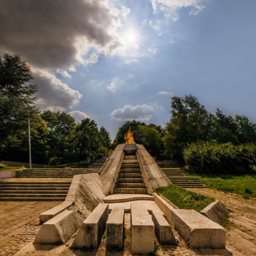 JEDANAEST FOTOGRAFIJA SPOMENIKA DRUGOG SVJETSKOG RATA / IZLOŽBA PLAVI VOZ