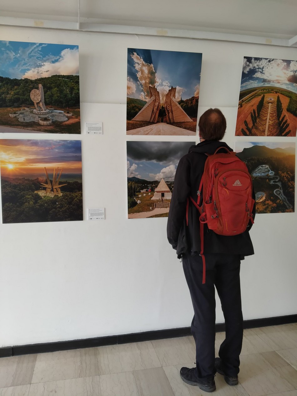 1 - KOMPILACIJA IZLOŽBI "PLAVI VOZ" I "KADINJAČA"