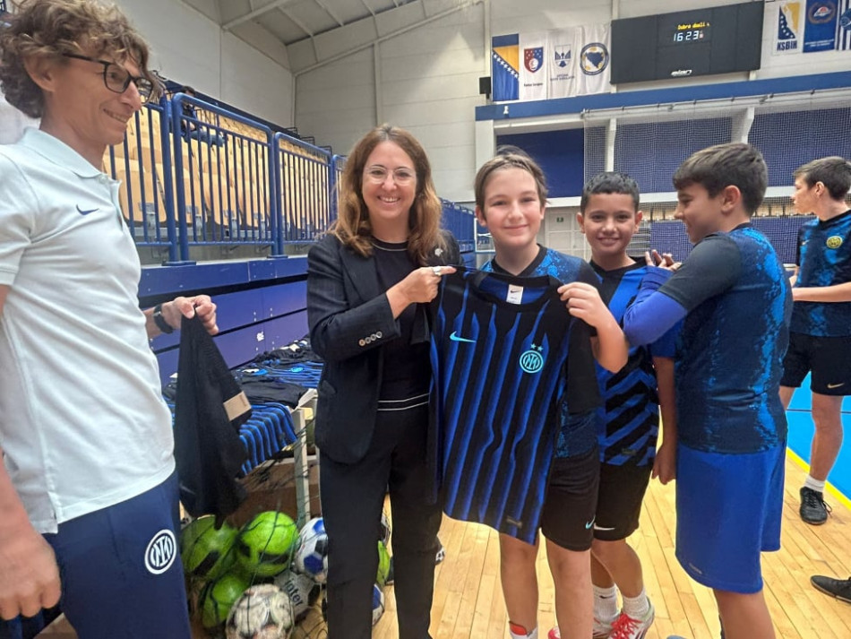 3 - Sportska diplomatija: Djeca u Sarajevu dobila dresove Inter Campusa uz podršku ambasade Italije