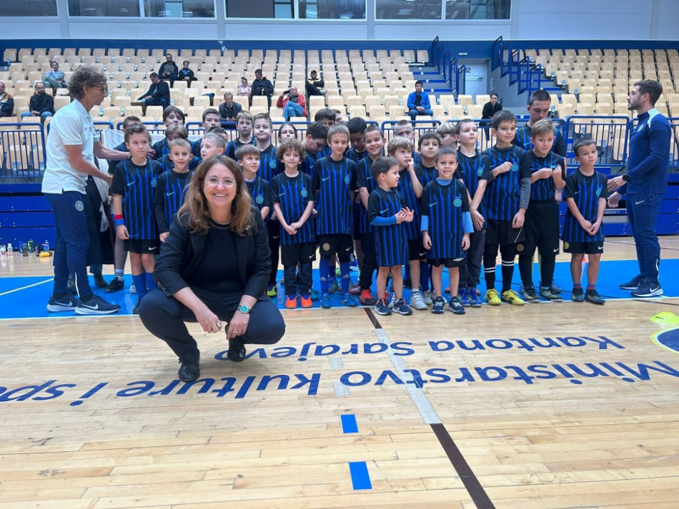 4 - Sportska diplomatija: Djeca u Sarajevu dobila dresove Inter Campusa uz podršku ambasade Italije