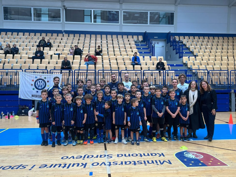 2 - Sportska diplomatija: Djeca u Sarajevu dobila dresove Inter Campusa uz podršku ambasade Italije