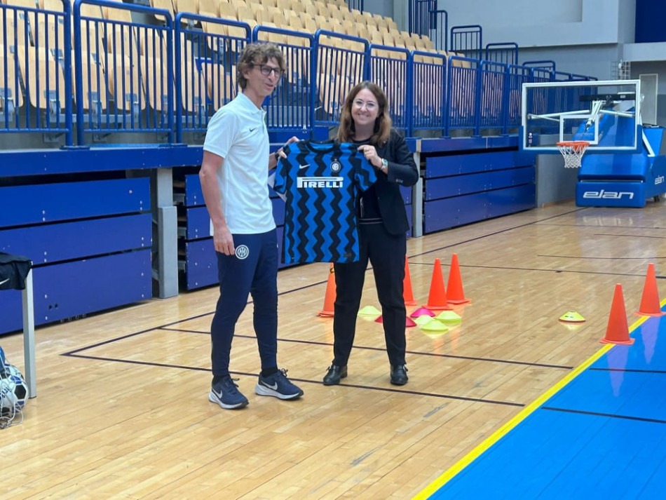1 - Sportska diplomatija: Djeca u Sarajevu dobila dresove Inter Campusa uz podršku ambasade Italije