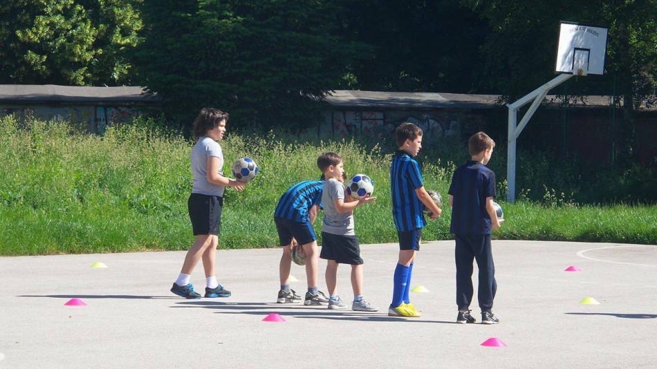 27 - INTER CAMPUS - a small school of recreational football